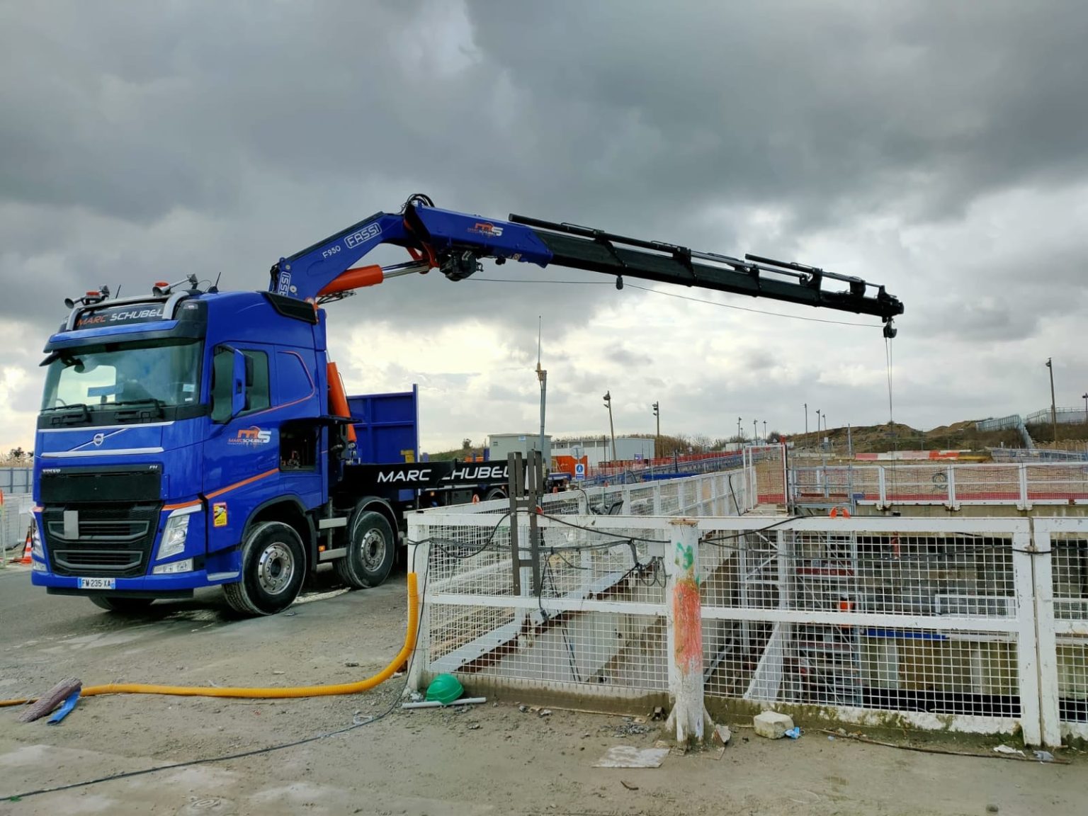 CAMION BRAS DE GRUE 95 T/M