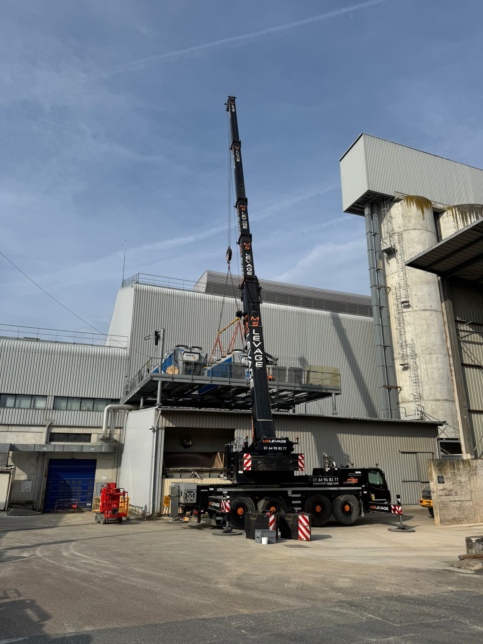 Featured image for “manutention-industrielle-grue-mobile-site-technique-schubel”